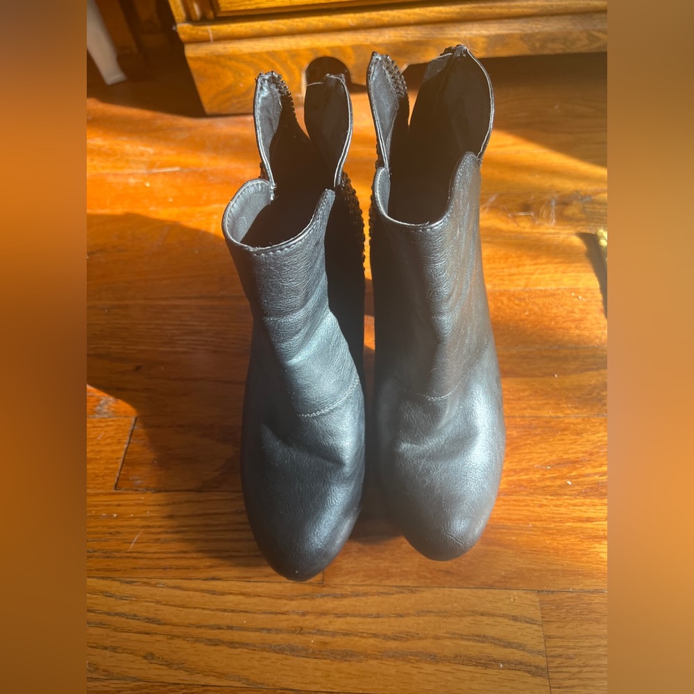 Black studded 3 1/2” heel booties Hollywood sz 8.5